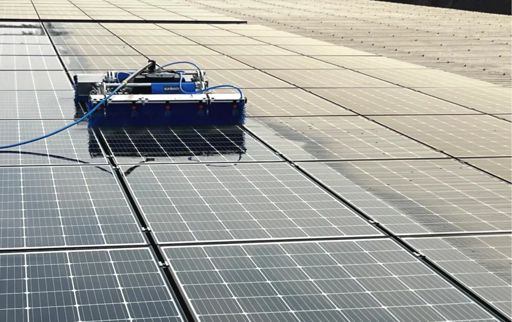 Das Bild zeigt ein Reinigungsroboter auf einer Solaranlage
